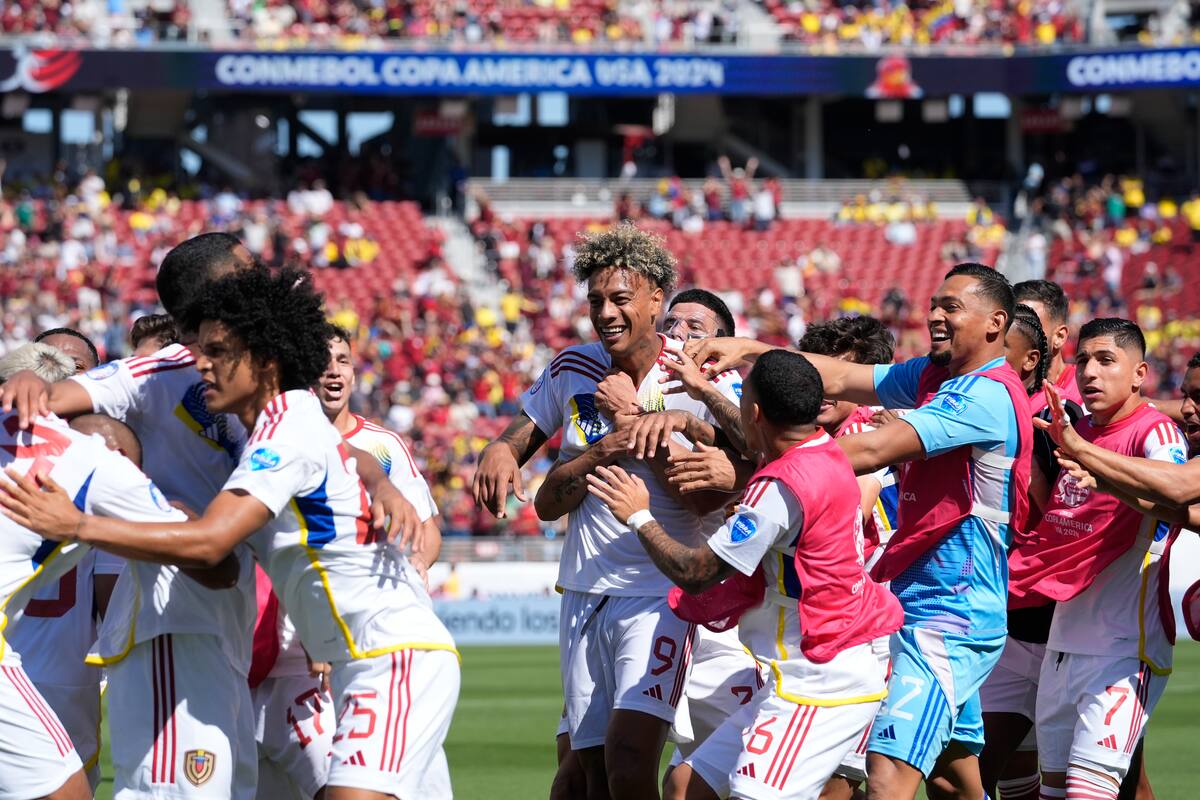 Venezuela remonta a Ecuador y comienza la Copa América con pie firme