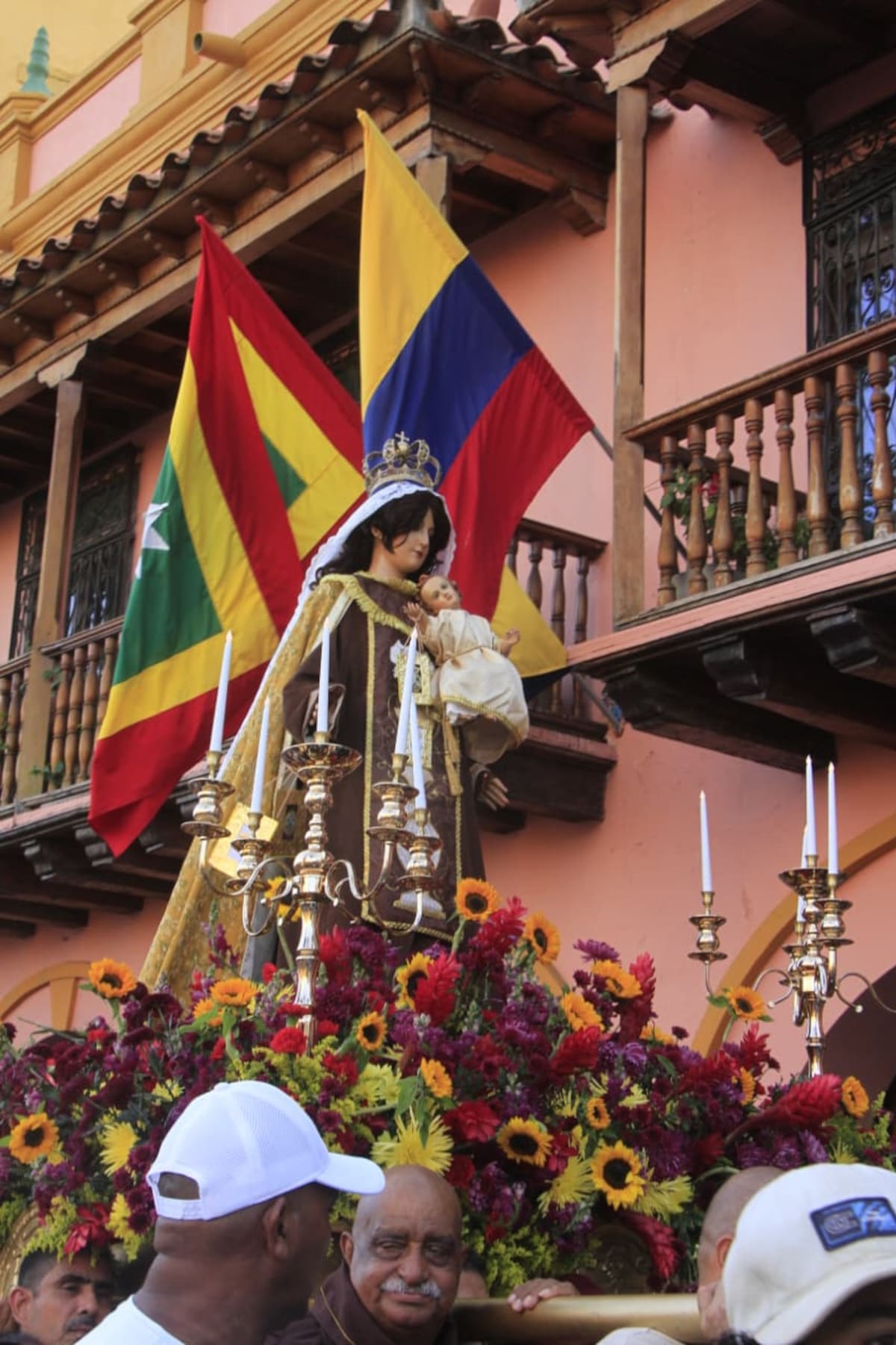 Cientos de feligreses acudieron al recorrido de la Virgen del Carmen en el Centro Histórico de Cartagena. // Foto: Julio Cesar Castaño.