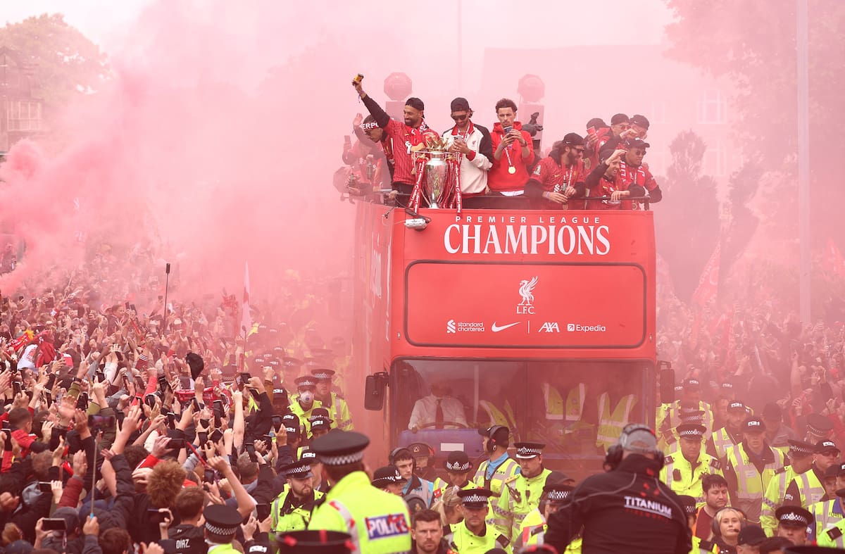 Liverpool sigue de fiesta con el campeonato del equipo en la Premier League. //EFE