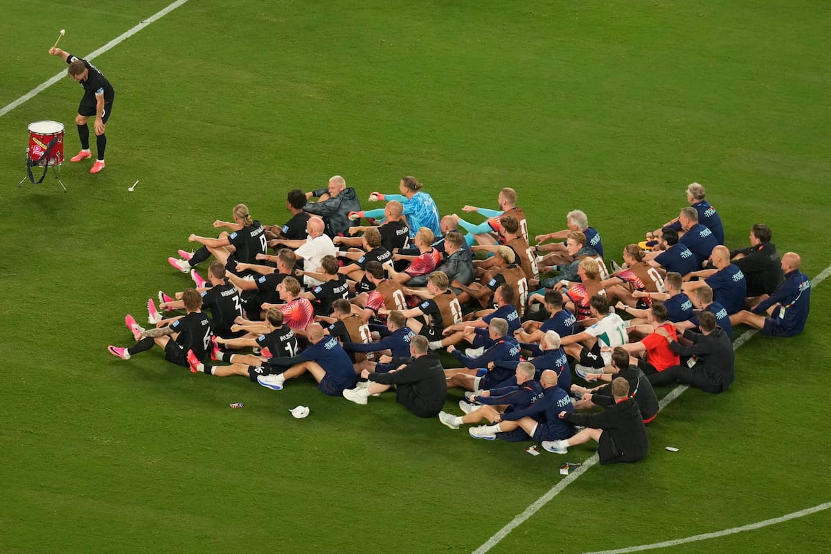 Los jugadores de Noruega realizan un ritual de remo durante el partido de fútbol del Grupo I de la Copa Mundial entre Noruega y Senegal. //Foto, AP: Seth Wenig