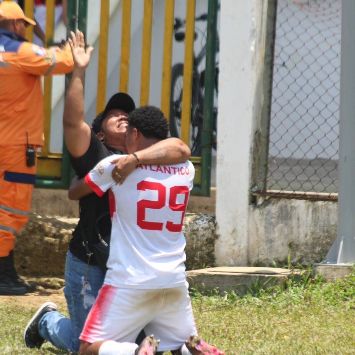 Celebración de un jugador de la Selección Atlántico Sub-23 de fútbol que se coronó campeona del Nacional de la categoría que se celebró en el Departamento del Meta.