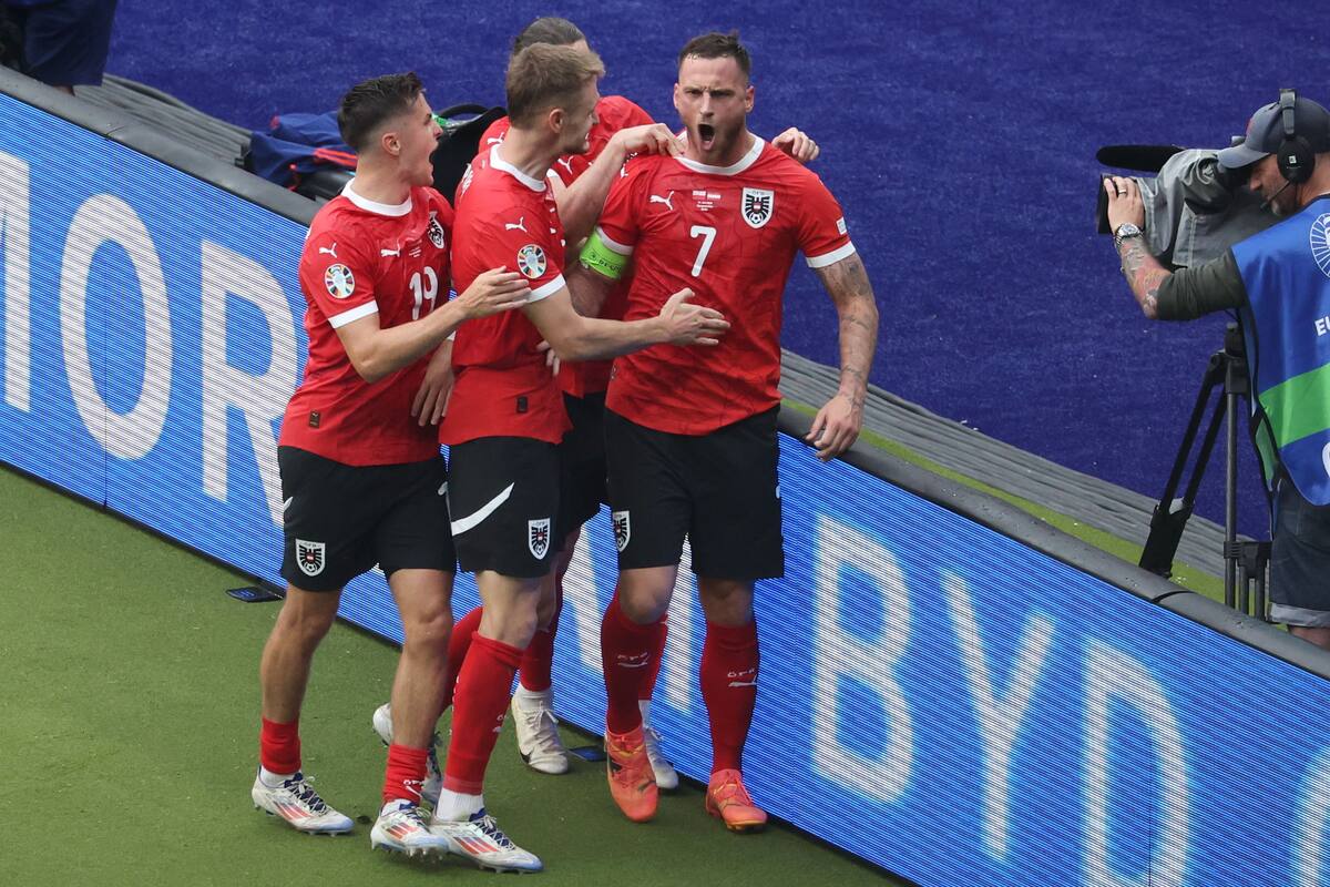Marko Arnautovic (R) de Austria celebra con sus compañeros tras anotar el 1-3 durante el partido de fútbol del grupo D de la UEFA EURO 2024 entre Polonia y Austria, en Berlín, Alemania, el 21 de junio de 2024. //EFE