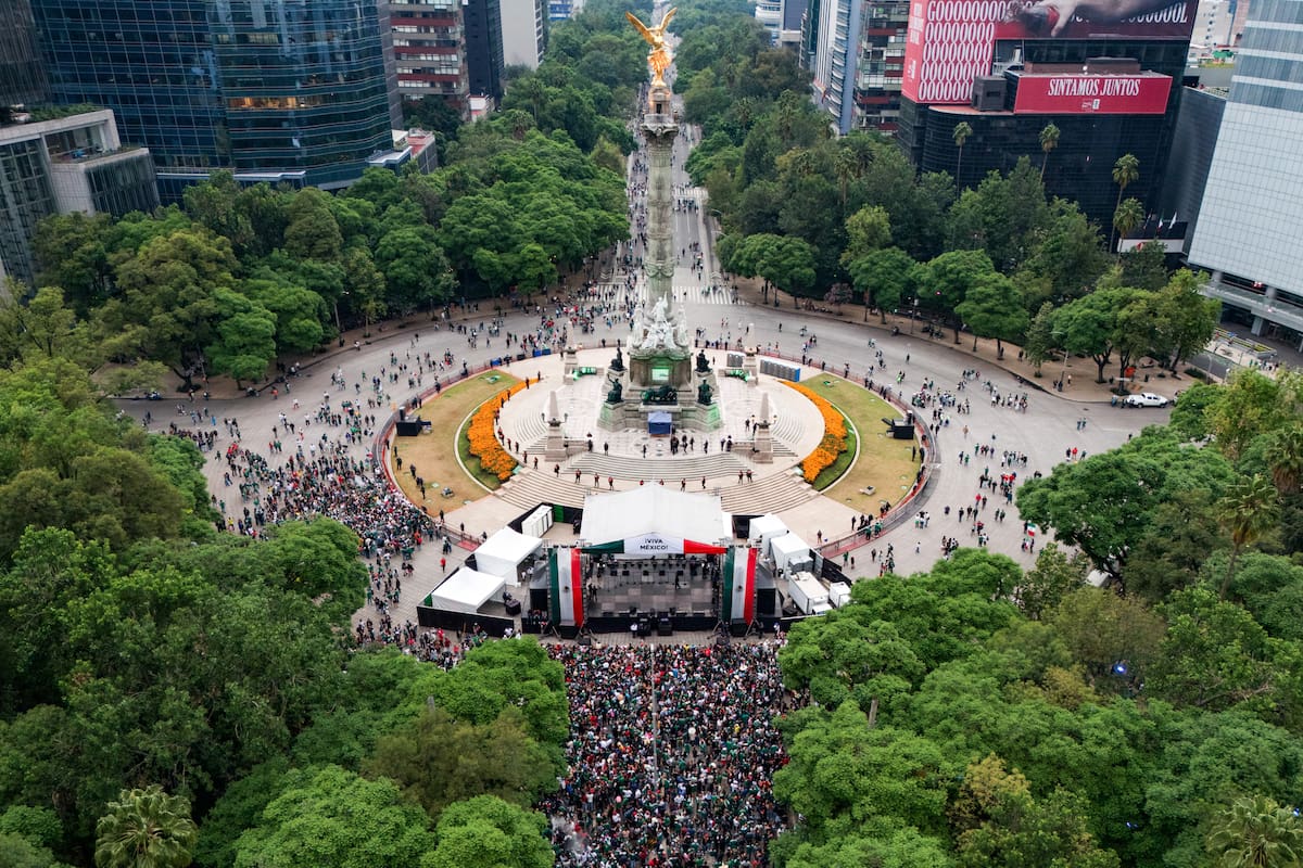 Fotografía aérea de aficionados de México reunidos en el Ángel de la Independencia. //Foto, EFE: Tomás Pérez