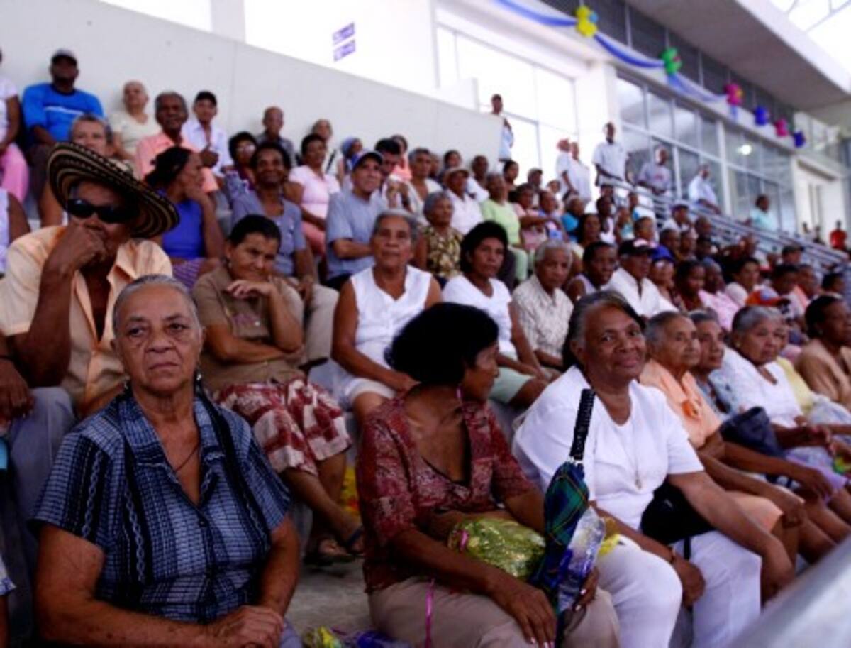 celebracion por el mes del adulto mayor en el coliseo de combate