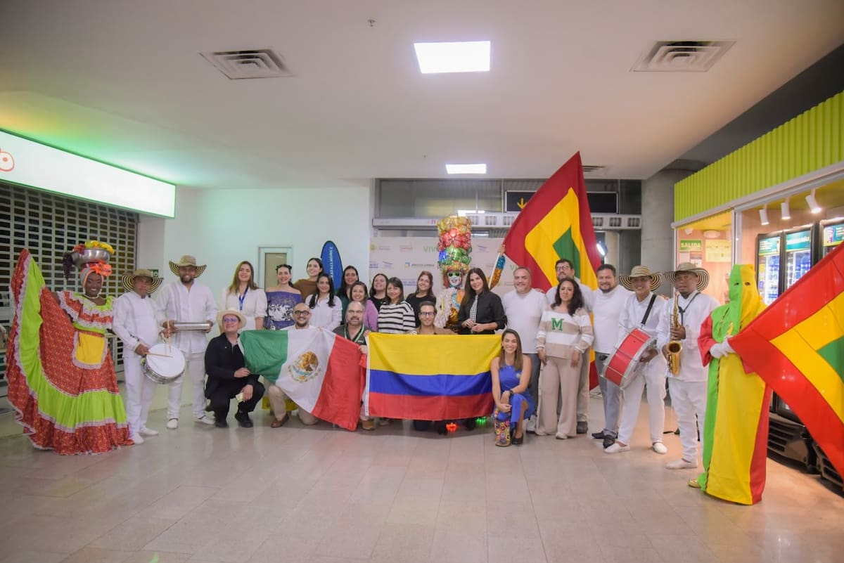 Los asistentes celebran la nueva ruta directa con Ciudad de México // Cortesía: Alcaldía de Cartagena