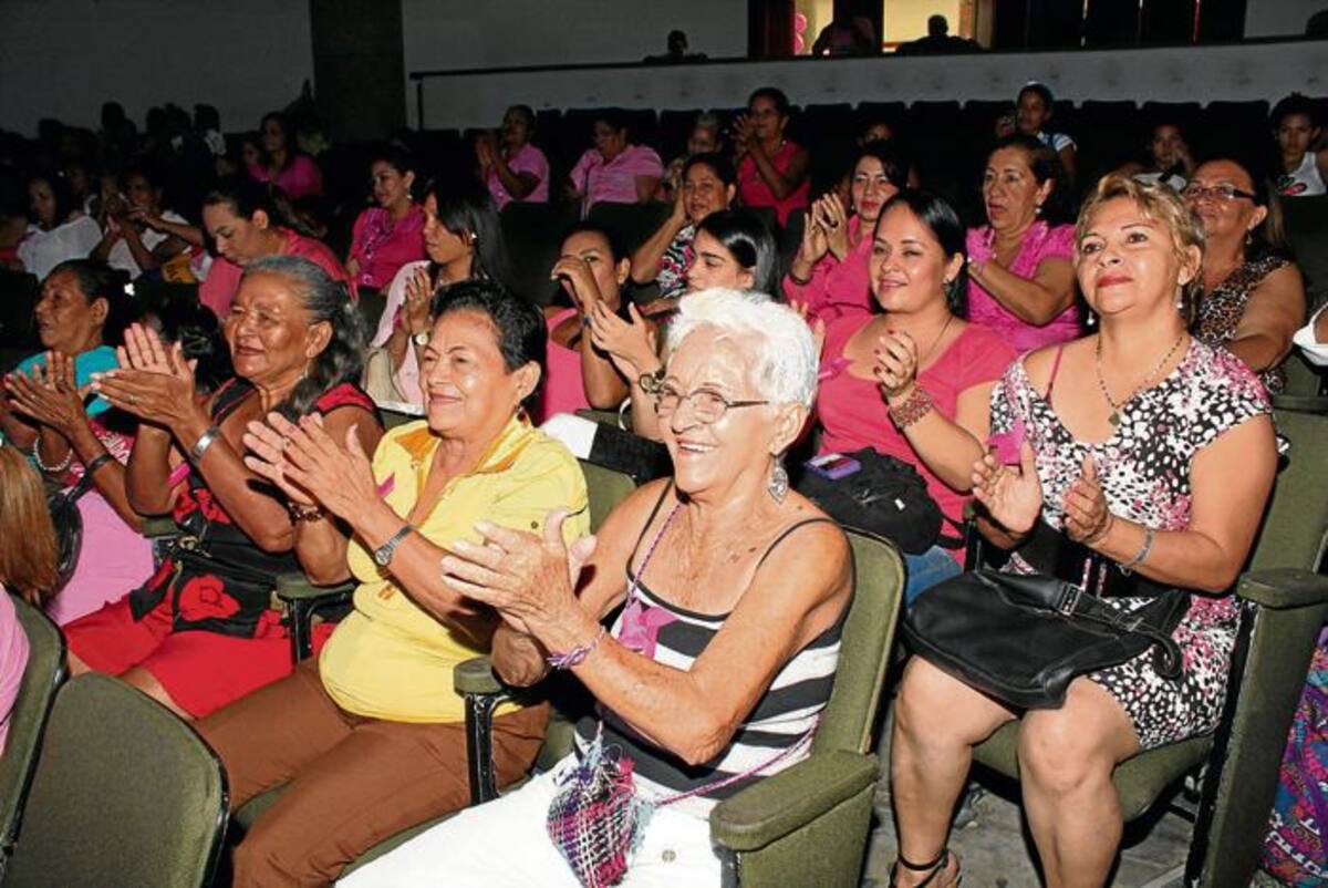 Las mujeres sincelejanas durante la celebración en el Teatro Municipal. MANUEL SANTIAGO PÉREZ/EL UNIVERSAL