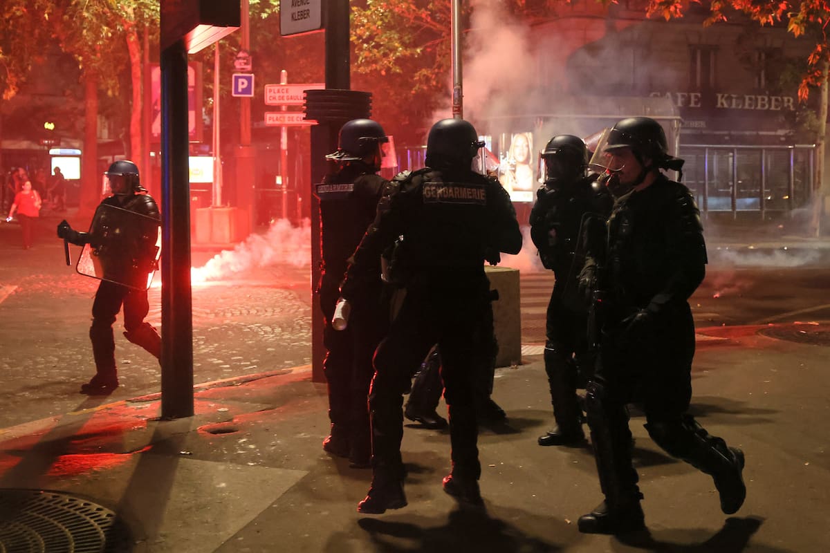 Policías intentan dispersar a aficionados del PSG, que encendieron bengalas para celebrar en París, el sábado 30 de mayo de 2026 después de la final de la Liga de Campeones entre el Paris Saint-Germain y el Arsenal, disputada en Budapest. //Foto, AP: Thomas Padilla