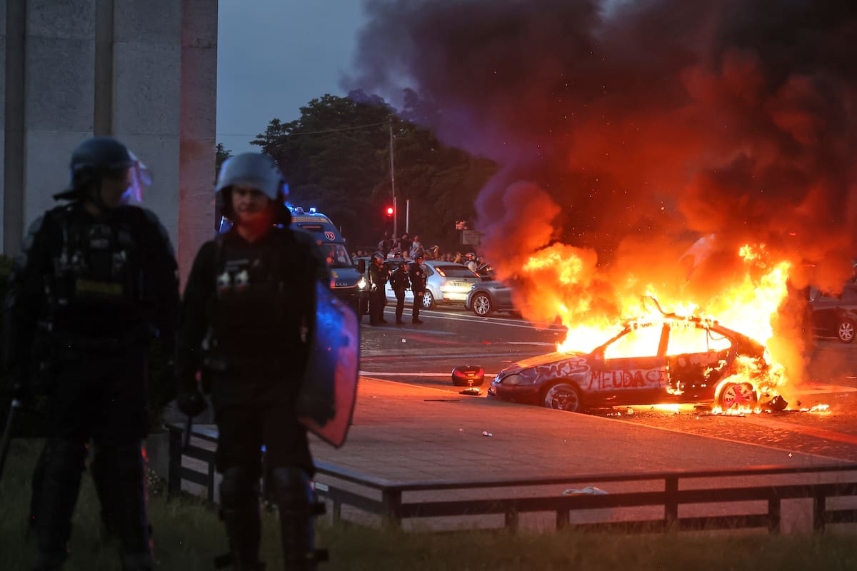 Un coche arde mientras los aficionados del PSG celebraban en París, el sábado 30 de mayo de 2026, tras la final de la Liga de Campeones entre el Paris Saint-Germain y el Arsenal que se disputó en Budapest. //Foto, AP: Thomas Padilla