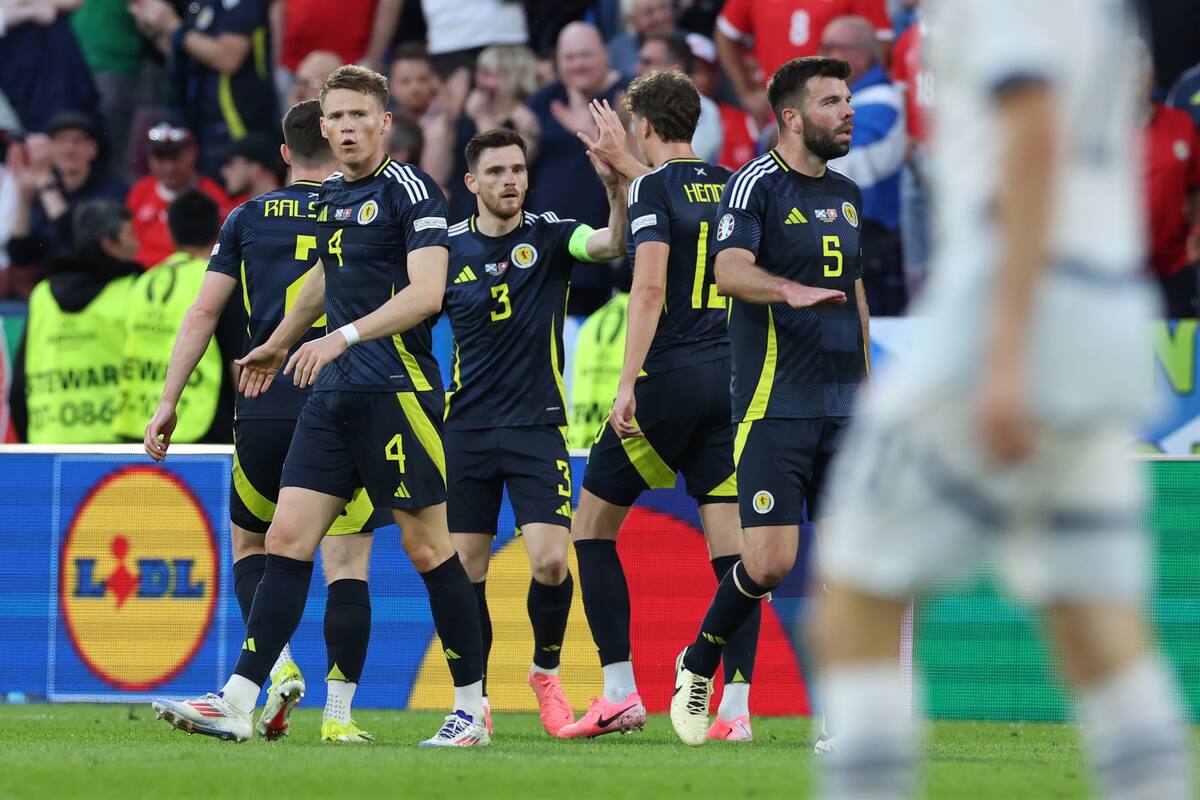 Scott McTominay (2-L) de Escocia y sus compañeros celebran el 1-0 durante el partido de fútbol del grupo A de la UEFA EURO 2024 entre Escocia y Suiza, en Colonia, Alemania, el 19 de junio de 2024. //EFE