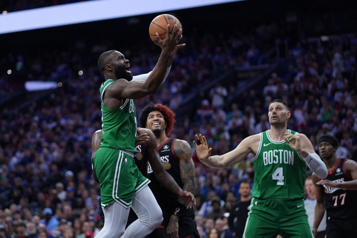 Jaylen Brown de los Celtics de Boston, a la izquierda, sube para un tiro ante Kelly Oubre Jr. de los 76ers de Filadelfia. //Foto, AP: Matt Slocum