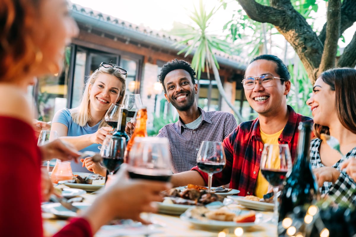 La nueva tendencia de combatir la soledad cenando con desconocidos