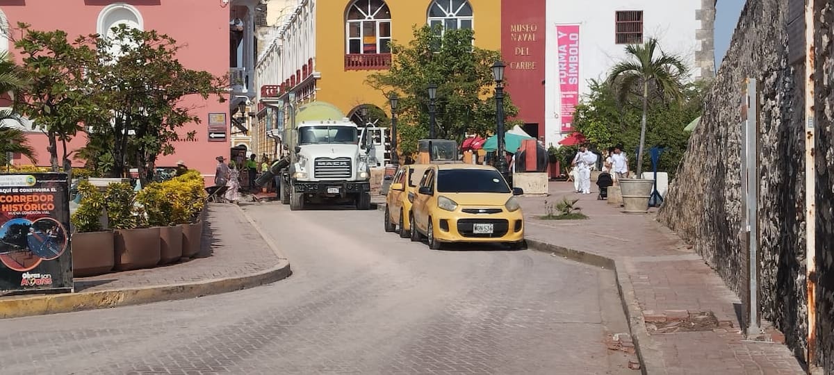 Las obras de infraestructura que realizan en la calle San Juan de Dios, en el Centro Histórico, hacen parte del proyecto Circuito Vial del Norte. // Foto: Óscar Díaz.