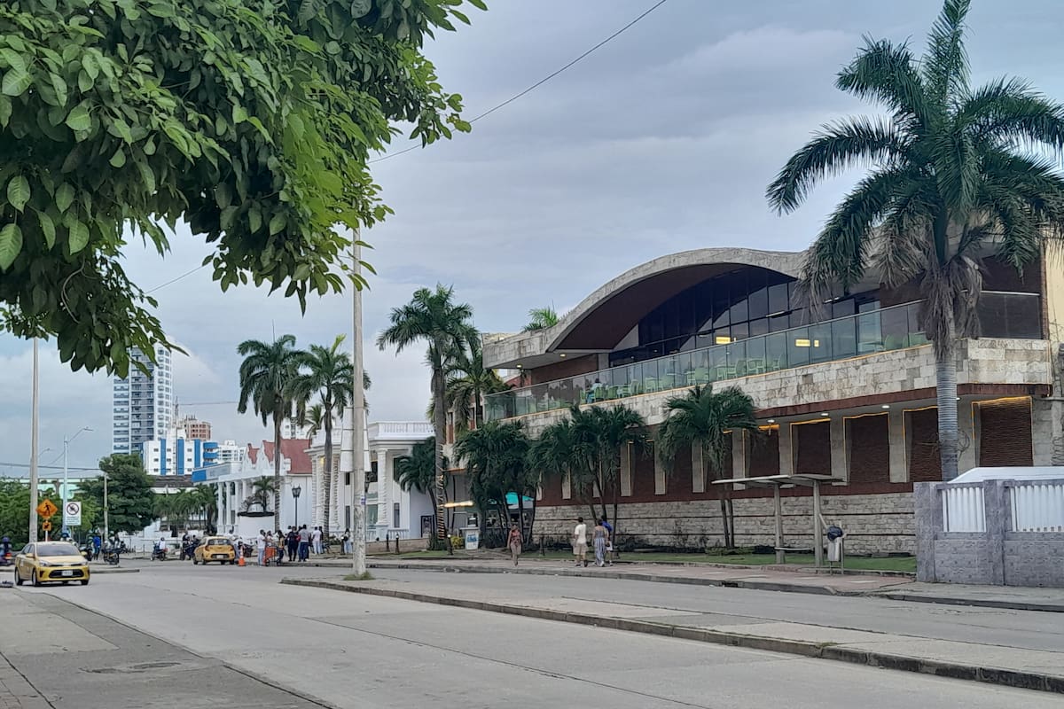 ¿Cuántas veces una persona visita centros comerciales en Colombia al año?