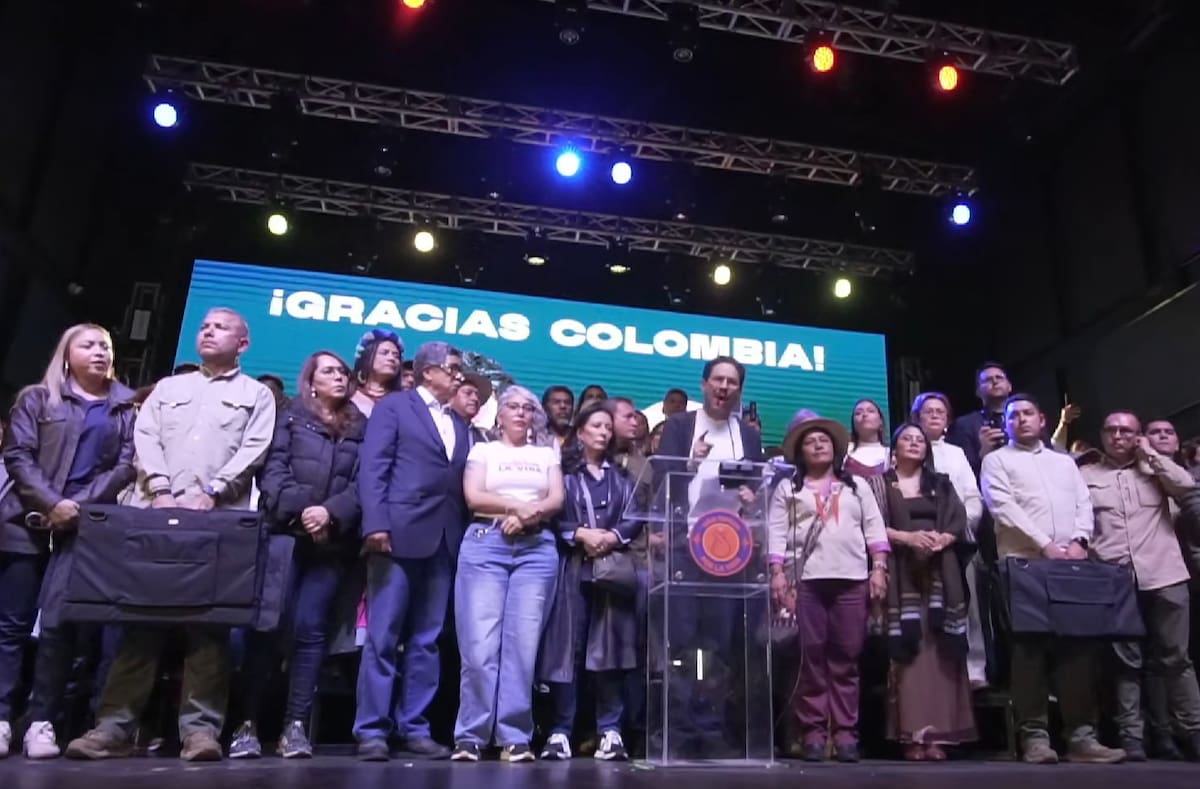 AME3160. BOGOTÁ (COLOMBIA), 21/06/2026.- Captura de una transmisión en la cuenta en YouTube @IvanCepedaCastro del candidato a la Presidencia de Colombia el izquierdista Iván Cepeda (c) hablando este domingo, luego de conocer el conteo preliminar que le da una ventaja al ultraderechista Abelardo de la Espriella en la segunda vuelta, en Bogotá (Colombia). EFE/ @IvanCepedaCastro /SOLO USO EDITORIAL/ SOLO DISPONIBLE PARA ILUSTRAR LA NOTICIA QUE ACOMPAÑA (CRÉDITO OBLIGATORIO)