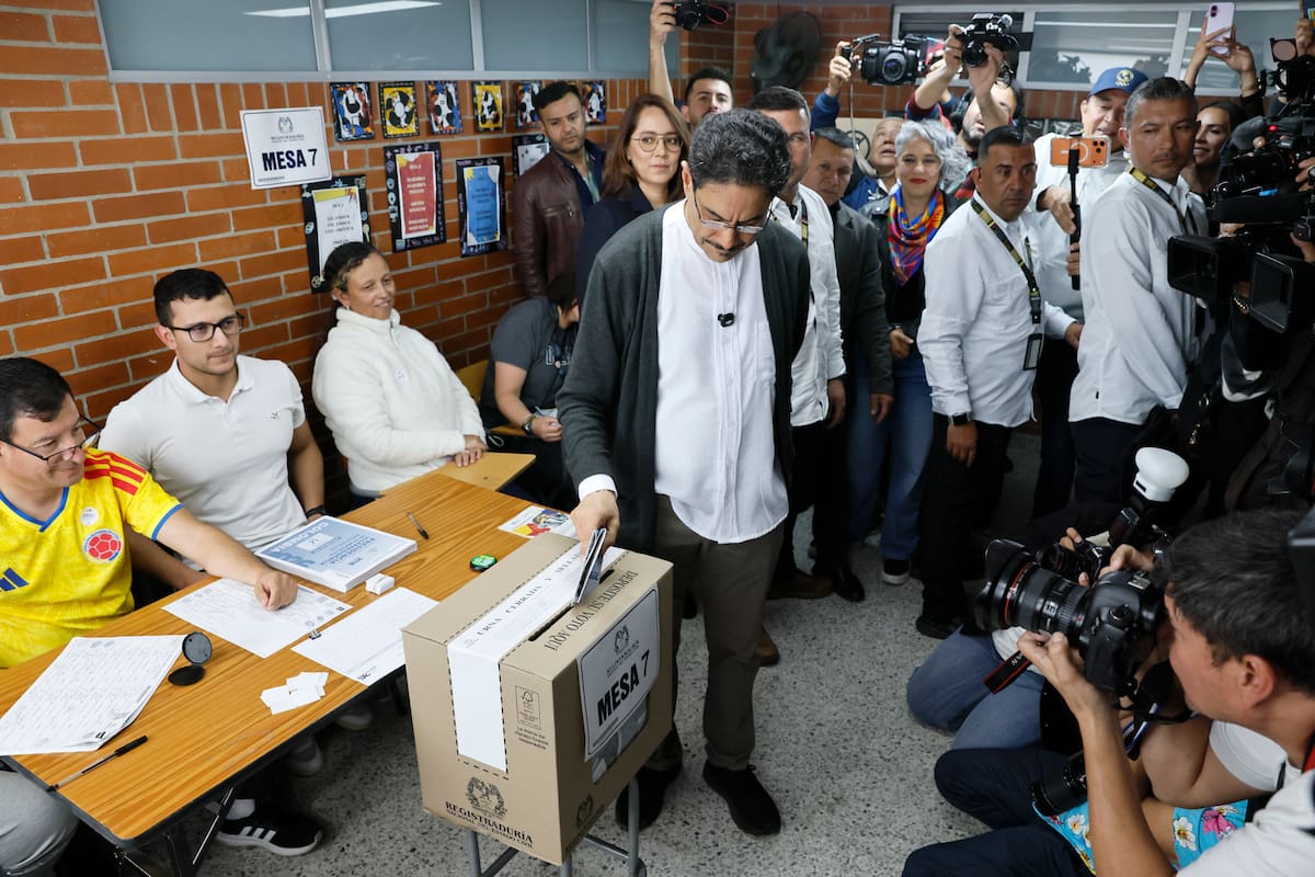 AME7084. BOGOTÁ (COLOMBIA), 31/05/2026.- El candidato presidencial por el partido oficialista Pacto Histórico, Iván Cepeda, vota este domingo en Bogotá (Colombia). Cepeda votó en el Colegio San Lucas del barrio Kennedy, en el sur de Bogotá, donde estuvo acompañado por decenas de personas que apoyan su candidatura y de miembros de su equipo de campaña, como la congresista María José Pizarro. EFE/ Carlos Ortega