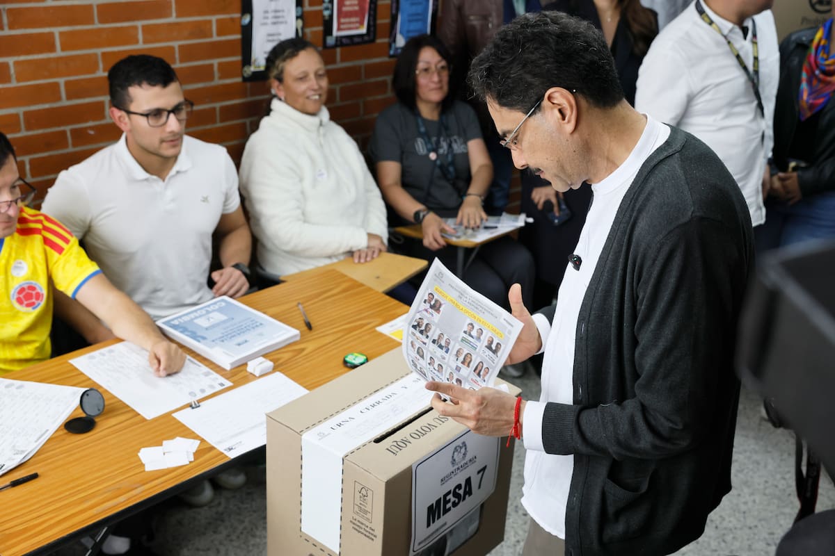 AME7084. BOGOTÁ (COLOMBIA), 31/05/2026.- El candidato presidencial por el partido oficialista Pacto Histórico, Iván Cepeda, vota este domingo en Bogotá (Colombia). Cepeda votó en el Colegio San Lucas del barrio Kennedy, en el sur de Bogotá, donde estuvo acompañado por decenas de personas que apoyan su candidatura y de miembros de su equipo de campaña, como la congresista María José Pizarro. EFE/ Carlos Ortega
