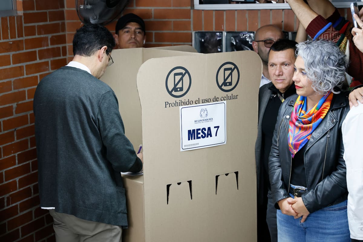AME7090. BOGOTÁ (COLOMBIA), 31/05/2026.- El candidato presidencial por el partido oficialista Pacto Histórico, Iván Cepeda (i), vota este domingo en Bogotá (Colombia). Cepeda votó en el Colegio San Lucas del barrio Kennedy, en el sur de Bogotá, donde estuvo acompañado por decenas de personas que apoyan su candidatura y de miembros de su equipo de campaña, como la congresista María José Pizarro. EFE/ Carlos Ortega