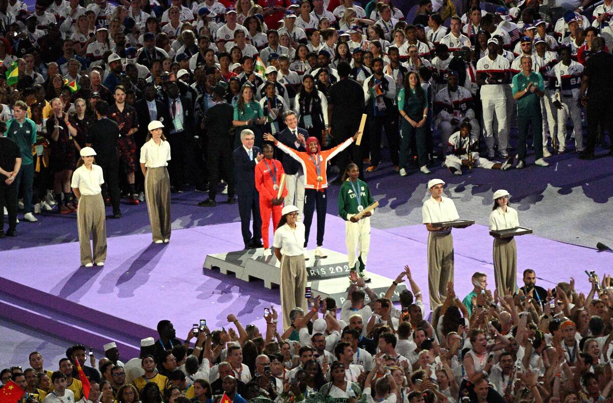 (CD-CI) La medallista de plata Tigst Assefa de Etiopía, la medallista de oro Sifan Hassan de Holanda y la medallista de bronce Hellen Obiri de Kenia posan durante la ceremonia de entrega de medallas del Maratón Femenino durante la Ceremonia de Clausura de los Juegos Olímpicos París 2024. //EFE