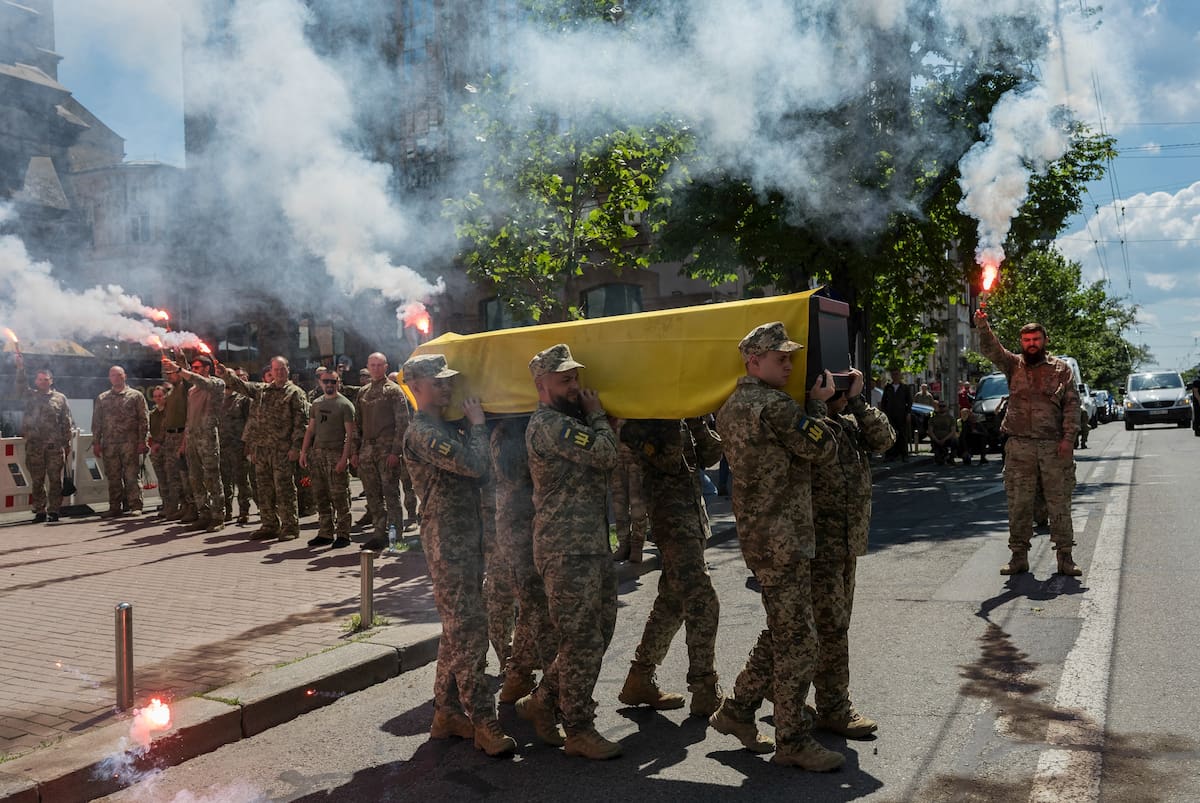 Ceremonia de despedida a un soldado colombiano que fue a Ucrania para combatir como voluntario. // EFE/EPA/MAXYM MARUSENKO