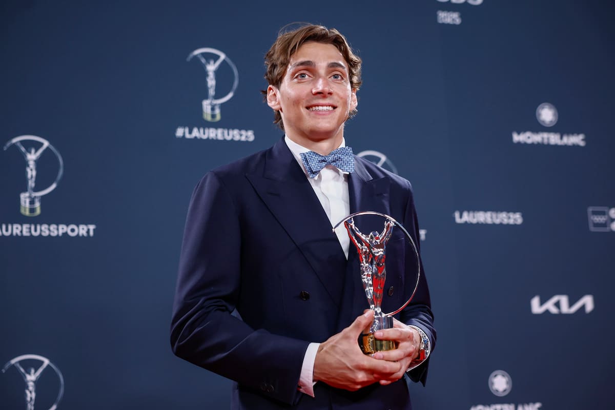El saltador de pértiga sueco Mondo Duplantis posa con su galardón "Deportista del año" durante la ceremonia en 2025. //EFE: Daniel González.