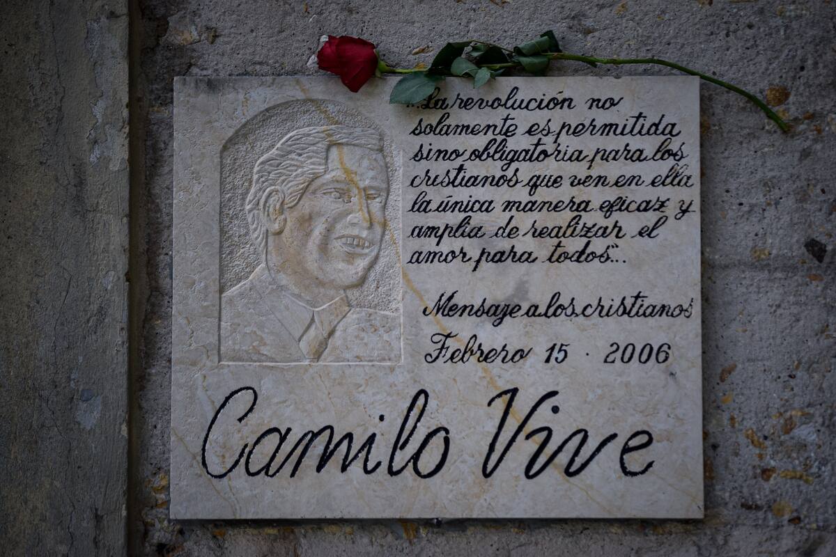 Homenaje a Camilo Torres en la Capilla Cristo Maestro de la Universidad Nacional de Colombia tras 60 años de la caída en combate del sacerdote y sociólogo. // Foto: Colprensa.