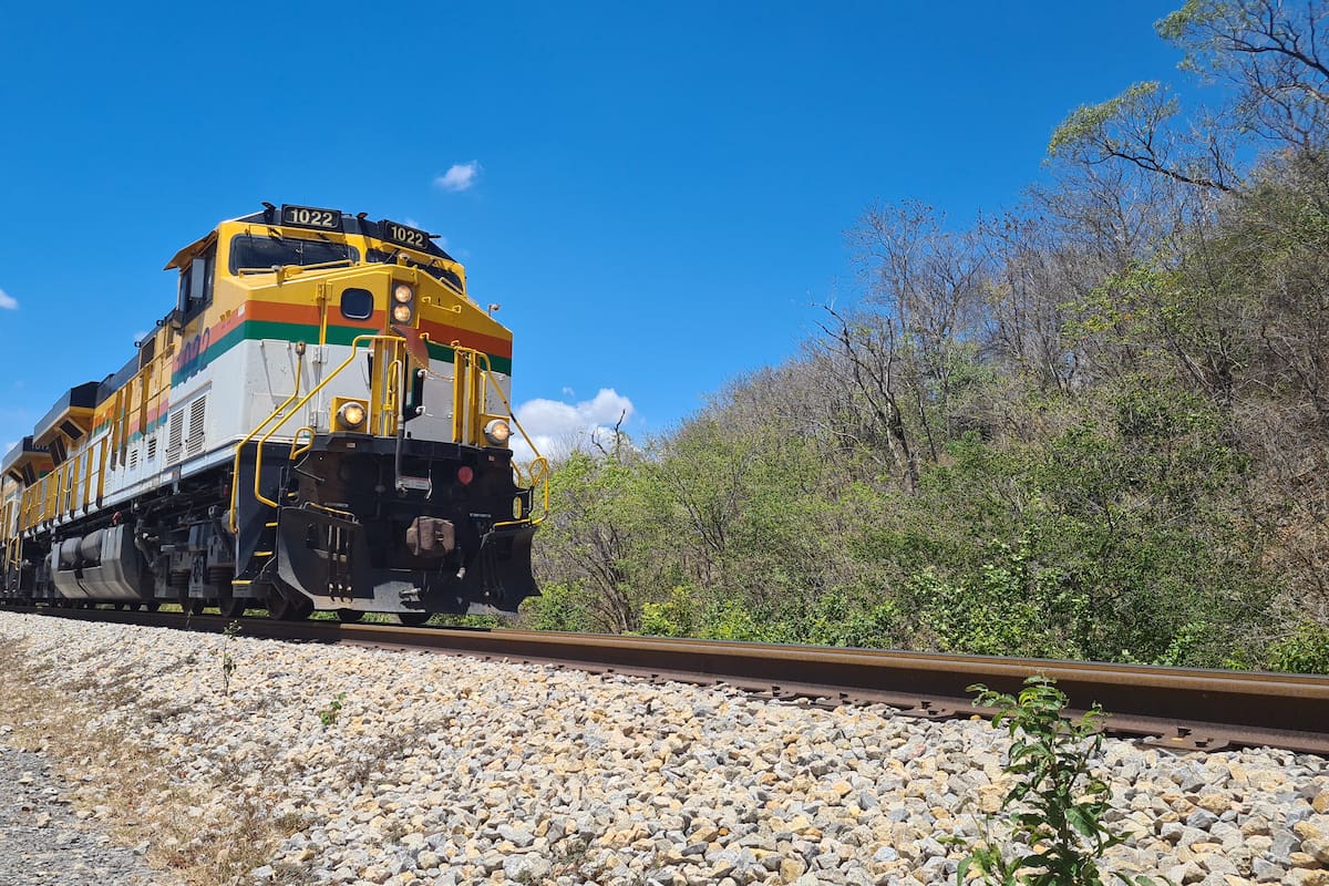 Atentado contra línea férrea de Cerrejón descarrila varios vagones en La Guajira
