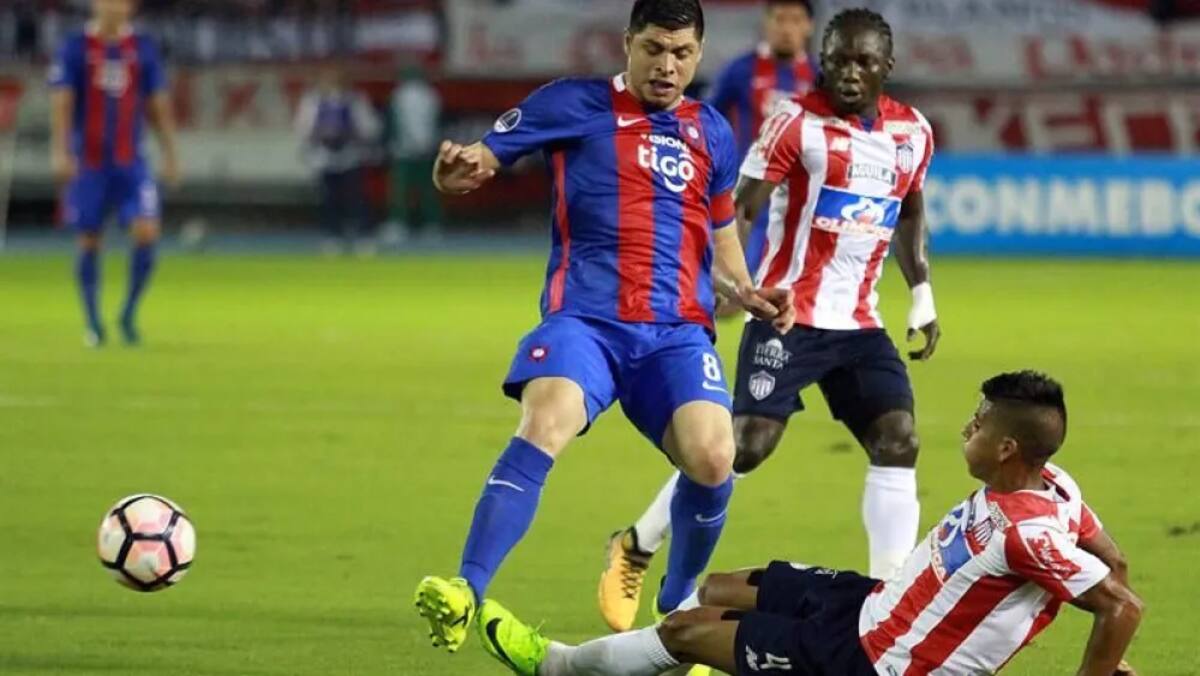 Junior de Barranquilla y Cerro Porteño se han enfrentado en ocho ocasiones en competencias continentales. //Archivo EFE.