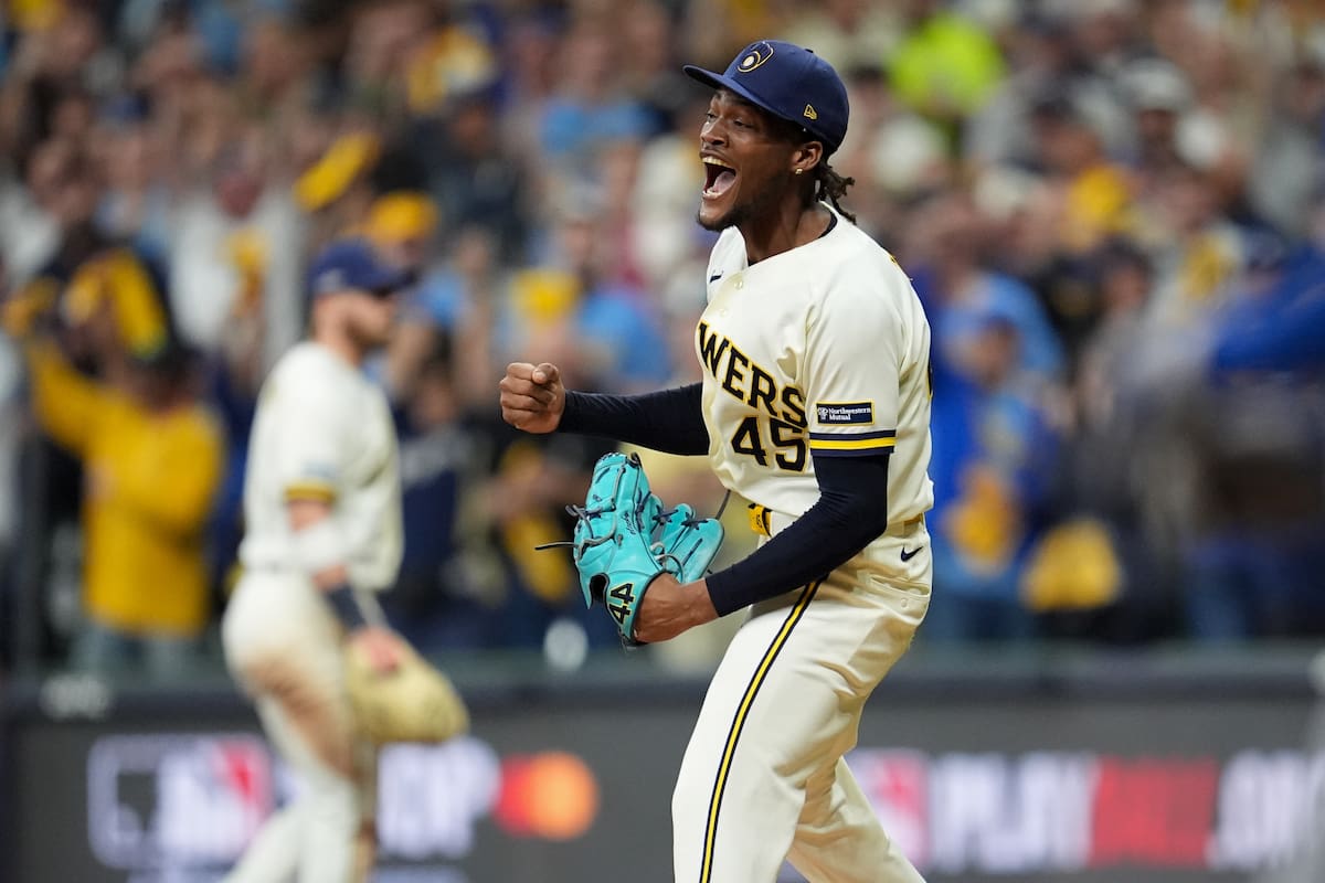 El lanzador de los Cerveceros de Milwaukee, Abner Uribe, celebra el final de la sexta entrada del primer partido de la Serie de Campeonato de la Liga Nacional de béisbol entre los Cerveceros de Milwaukee y los Dodgers de Los Ángeles. //Foto, AP: Abbie Parr