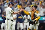 Grandes Ligas: Los Cerveceros de Milwaukee se quedan con el primer juego ante los Dodgers