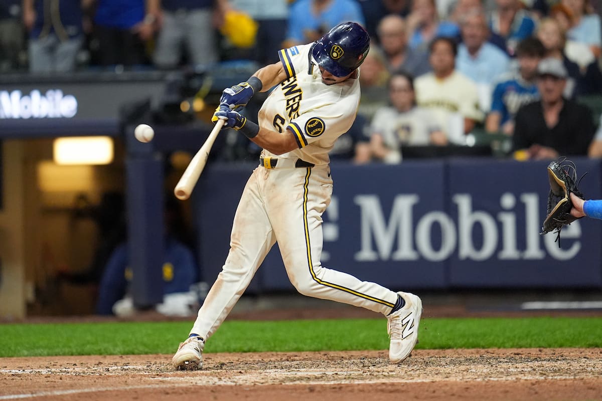 El tercera base de los Cerveceros de Milwaukee, David Hamilton, conecta un hit durante la octava entrada del segundo partido de la Serie de Campeonato de la Liga Nacional de béisbol entre los Cerveceros de Milwaukee y los Dodgers de Los Ángeles. //Foto, AP: Abbie Parr
