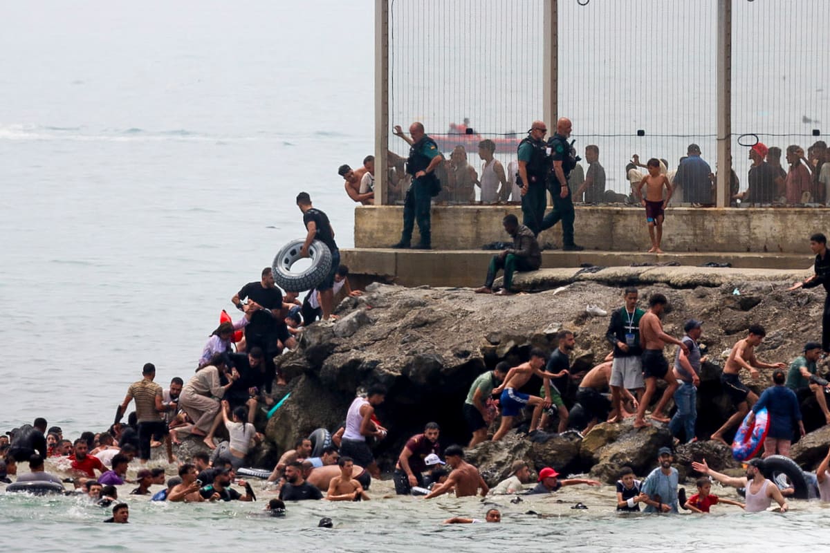 Miles de jóvenes marroquíes llegaron a la frontera entre Castillejos (Marruecos) y Ceuta para tratar de cruzar la valla que separa las dos ciudades. //EFE - Reduan Dris.