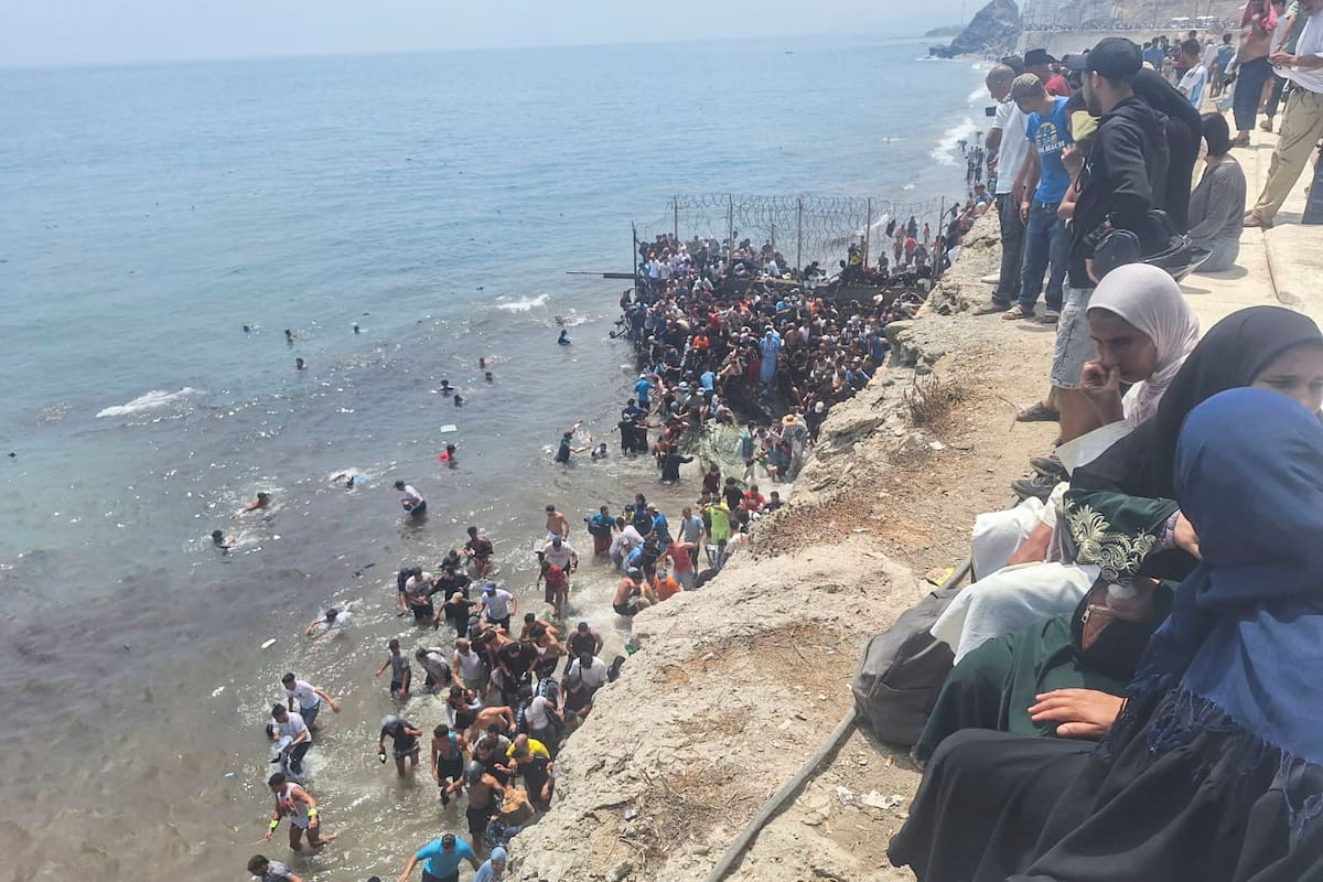Miles de jóvenes marroquíes se dirigieron a la frontera entre Castillejos (Marruecos) y Ceuta (España) para tratar de cruzar la valla que separa las dos ciudades. //EFE-Mar Marín.