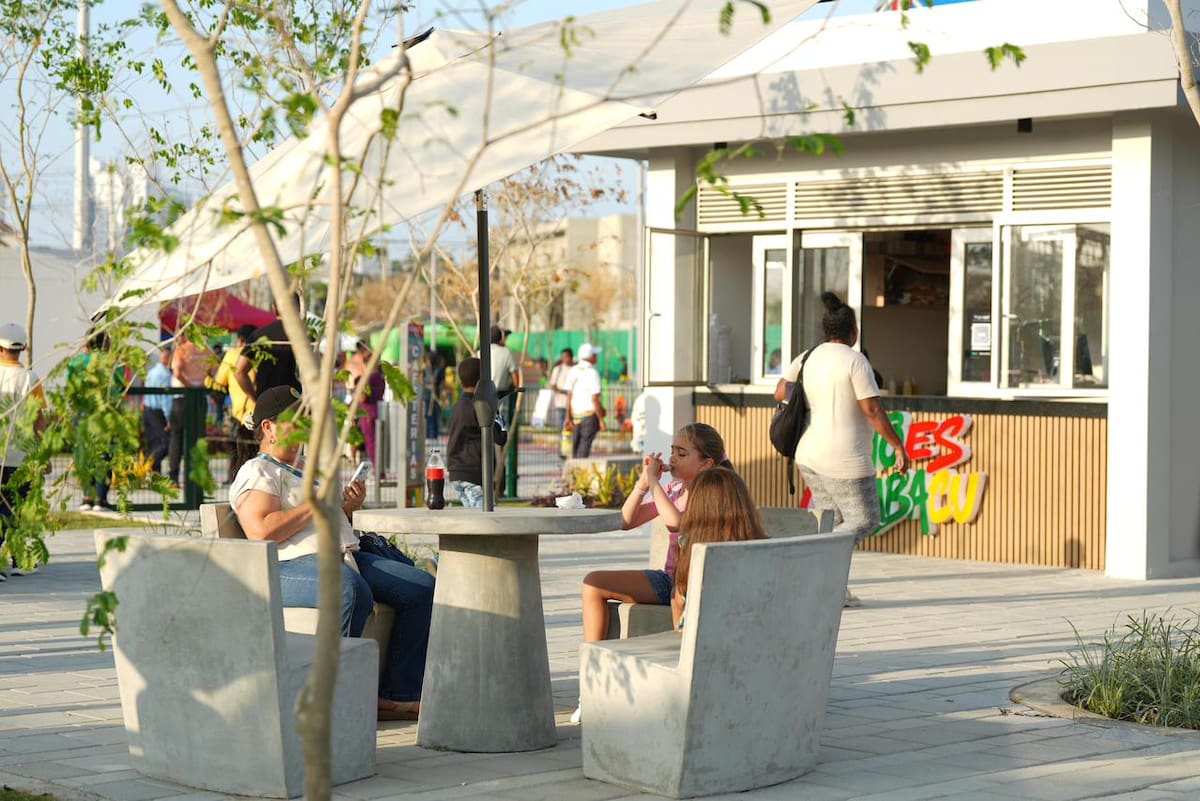 Familias cartageneras disfrutan de una tarde en el Complejo Deportivo Nuevo Chambacú. // Foto: El Universal