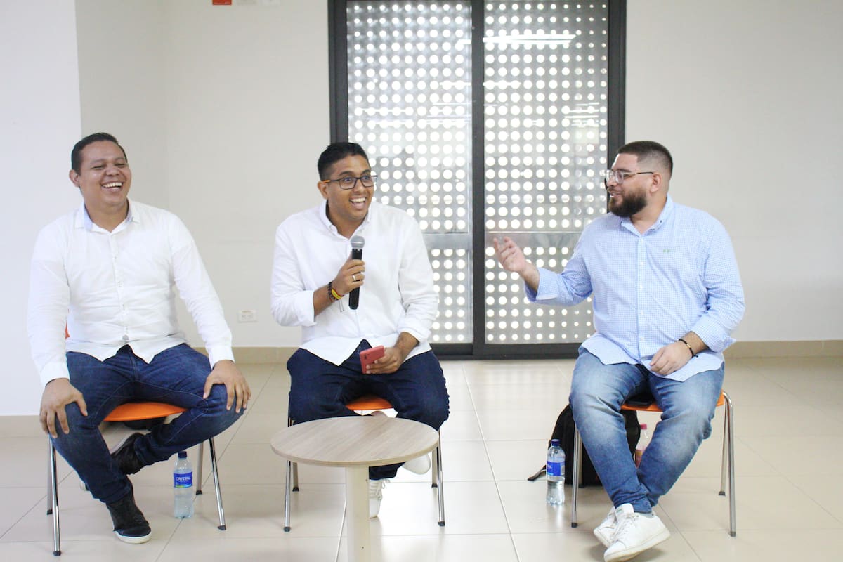 Augusto Puello (I) y Lucho Anaya (D), fundadores de Primer Tiempo, junto a Javier Ramos (C). //Cortesía