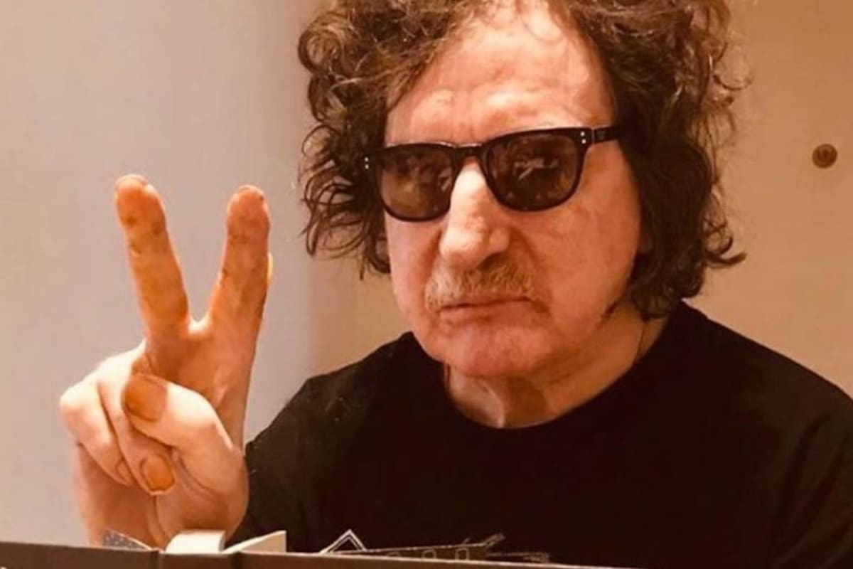 Charly García aparece en silla de ruedas y preocupa a sus fans