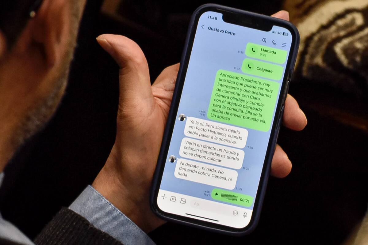 En la plenaria del Senado, se evidenció un intercambio de mensajes entre el senador Iván Cepeda y el presidente Gustavo Petro, en el que dialogan sobre la propuesta de la consulta popular. // Foto: Colprensa - Cristian Bayona.