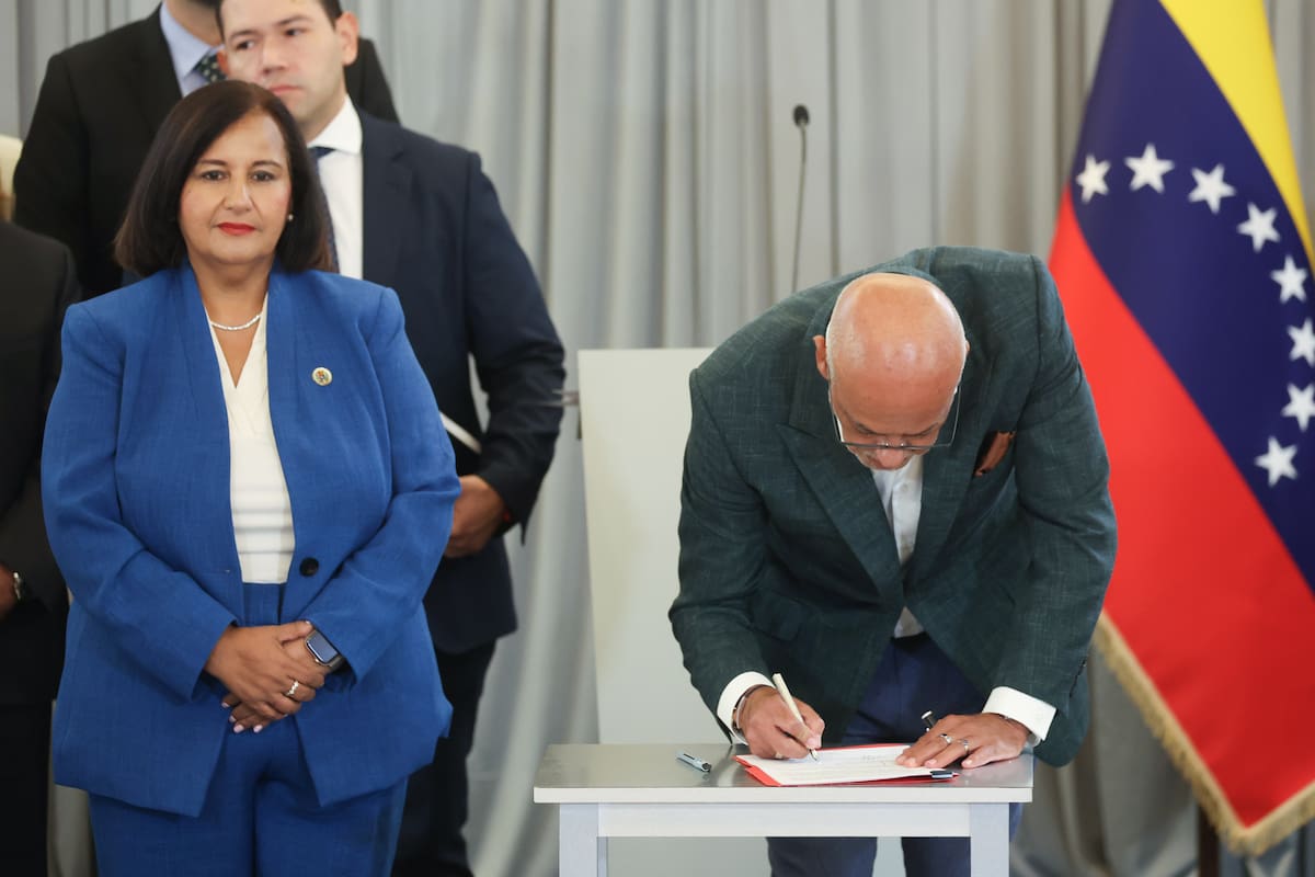 Gobierno y oposición pactan revisar leyes y gestionar el oro de Venezuela
