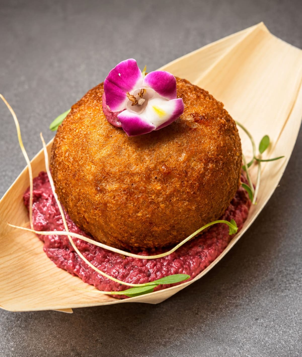 Kibbeh de pescado con hummus de frijol guandul y remolacha. //Foto: Cortesía.