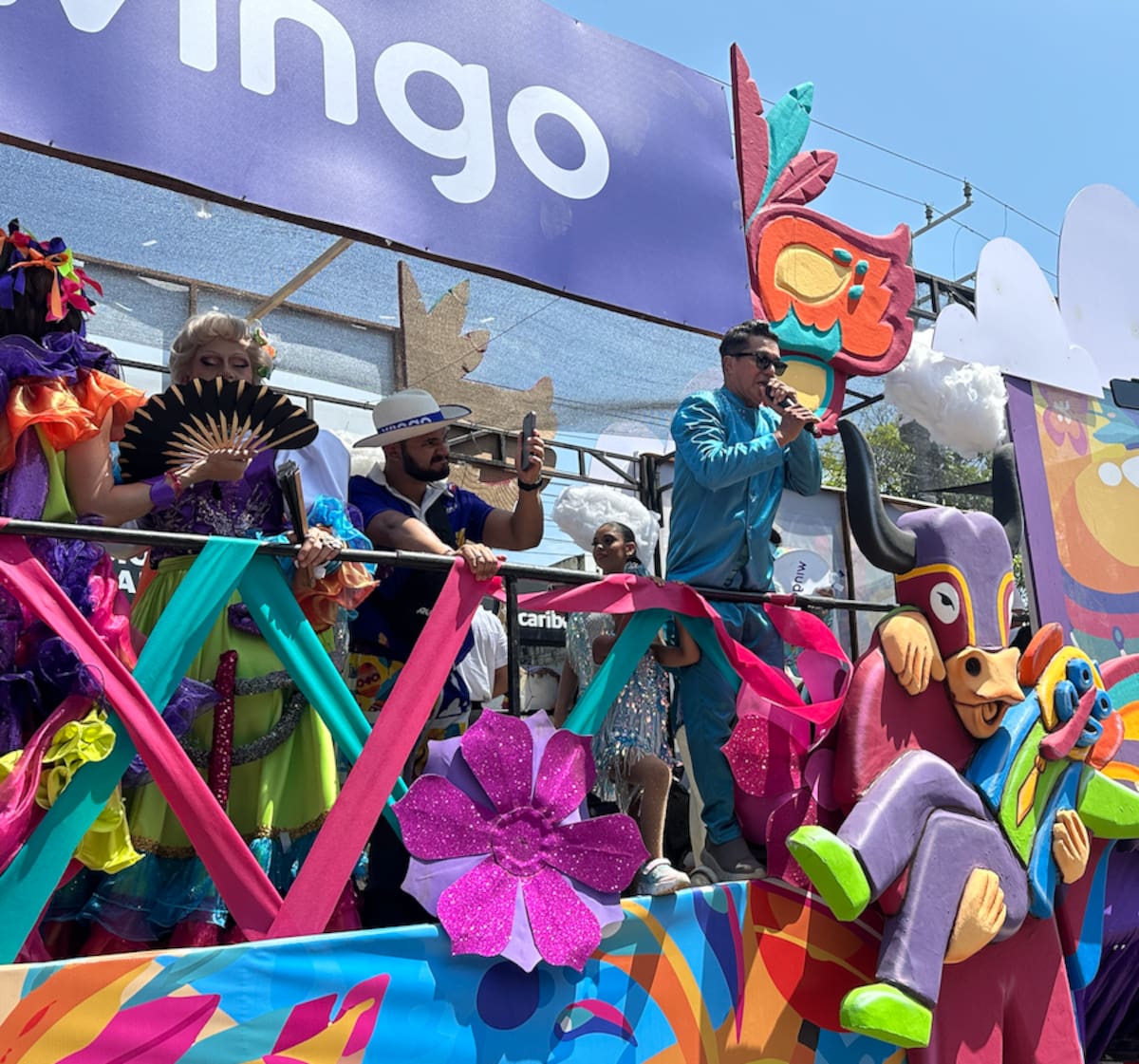 Checo Acosta estuvo acompañado a su hija Sharon y al rey momo infantil Joshua Ortiz en el desfile de la Batalla de Flores 2026.//Juan M.Cantillo-El Universal.