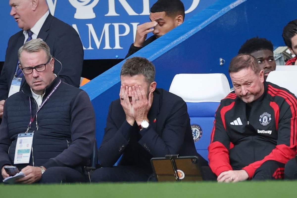 El entrenador del Manchester United, Michael Carrick, en el centro, reacciona durante el partido de la Premier League inglesa entre el Chelsea y el Manchester United. //Foto, AP: Ian Walton