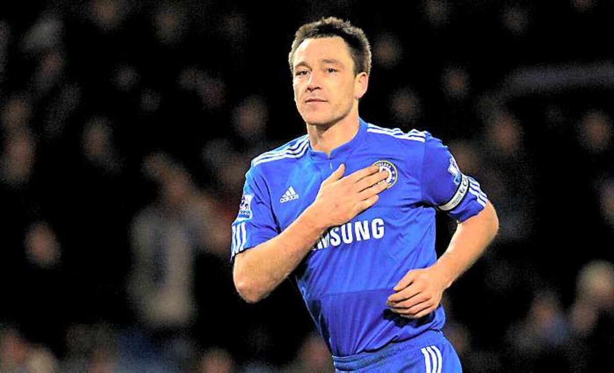 La policía británica interrogó el pasado viernes al defensa y capitán de la selección inglesa y del Chelsea John Terry sobre las acusaciones de insultos racistas vertidas en su contra por el defensa del Queens Park Rangers Anton Ferdinand. AFP ANDREW YATES