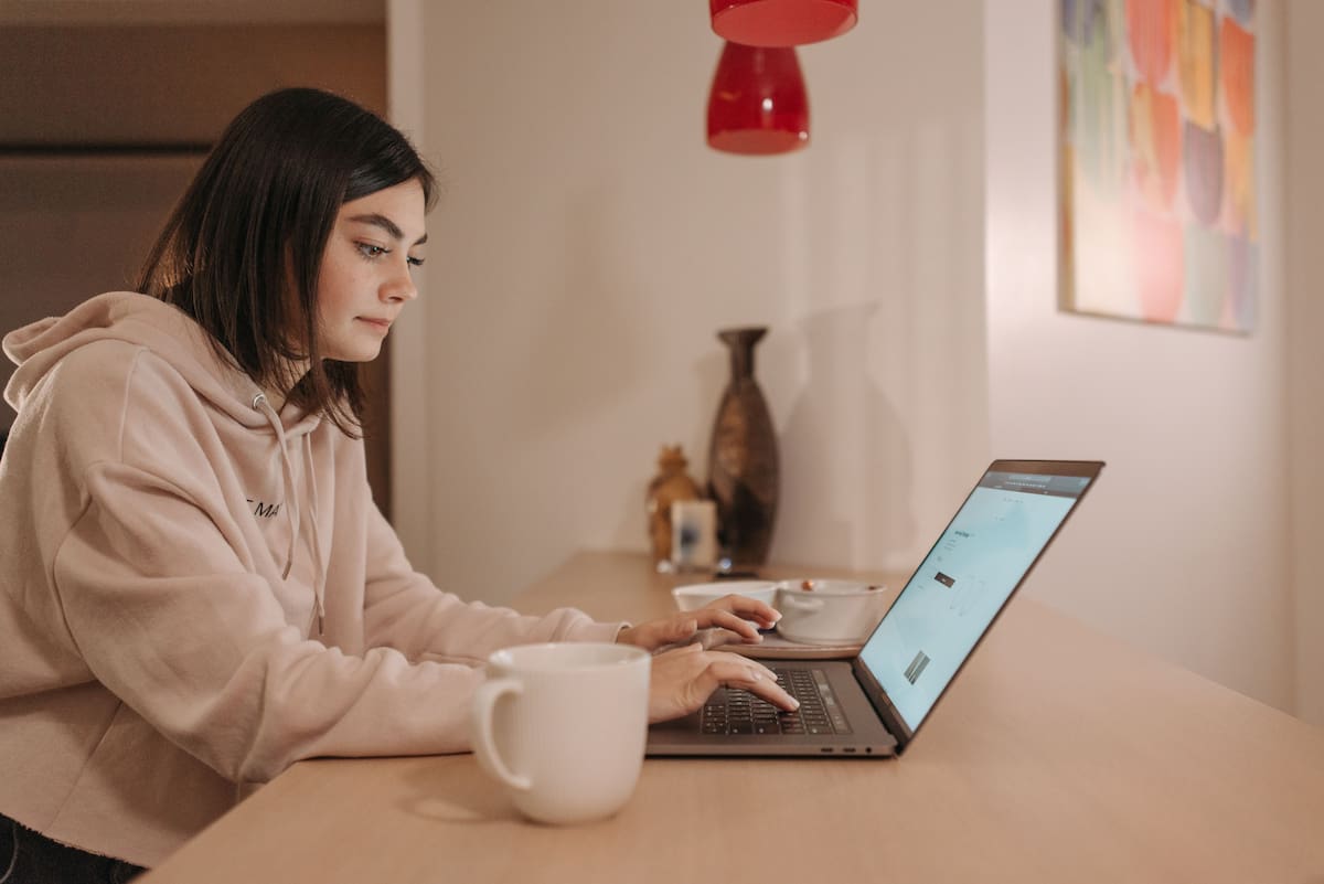 Comprender la IA es saber que puede cometer errores, por lo tanto, debes saber cómo darle las indicaciones adecuadas. // Foto: Pexels.