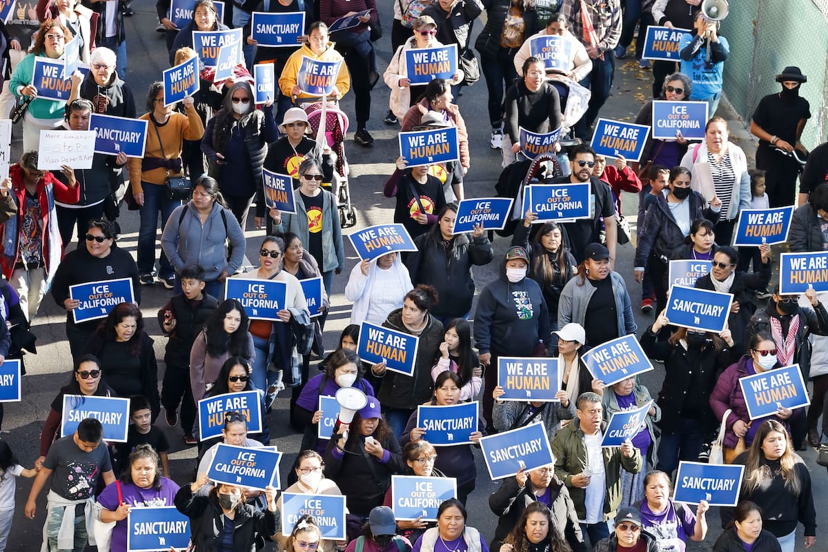 Fotografía de archivo de personas con pancartas en una manifestación en protesta contra las propuestas que está discutiendo la Administración entrante de Donald Trump para la deportación generalizada de inmigrantes ilegales en el Capitolio del Estado en Sacramento, California, EE. UU., el 2 de diciembre de 2024. EFE/EPA/JOHN G. MABANGLO