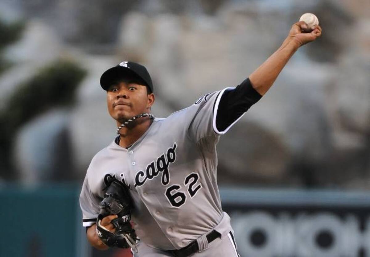 José Quintana lanzó cinco episodios completos y se fue como el pitcher perdedor ante los Angelinos. AFP Lisa Blumenfeld