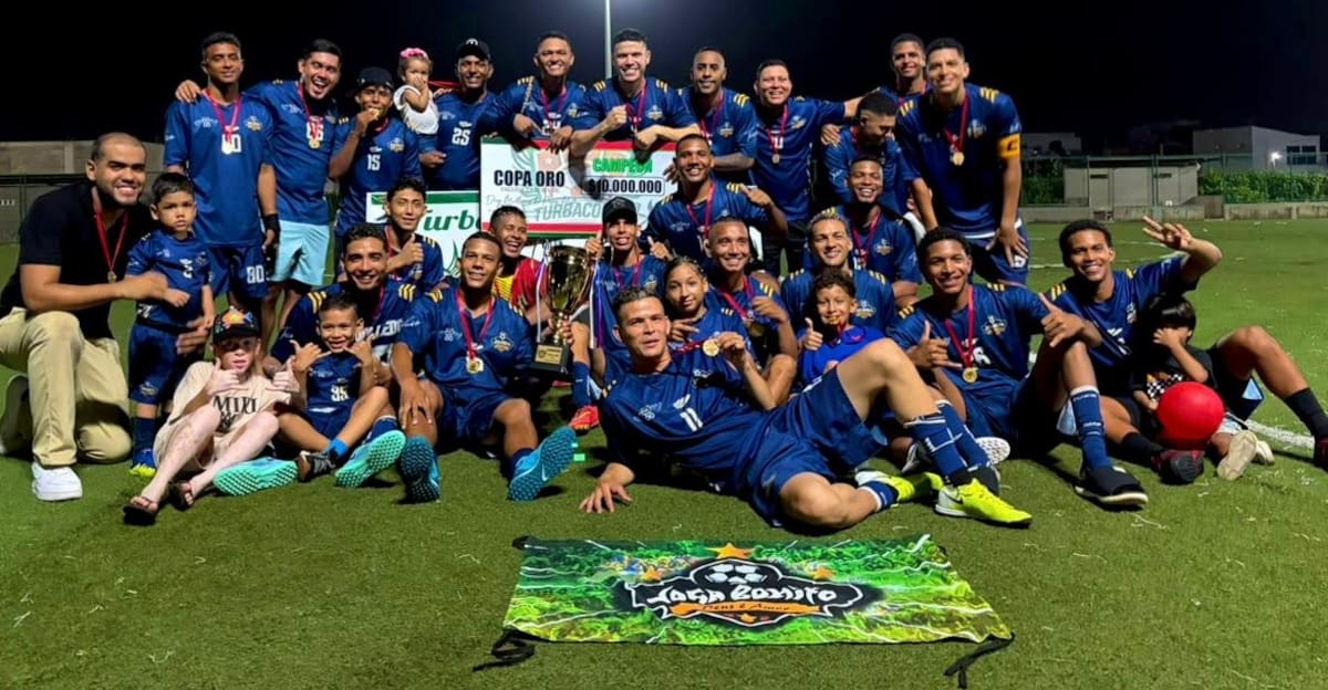 Luis Batista 'El Chiki0, con el trofeo de campeón y sus amigos de Joga Bpnito. //CORTESÍA JOGA BONITO