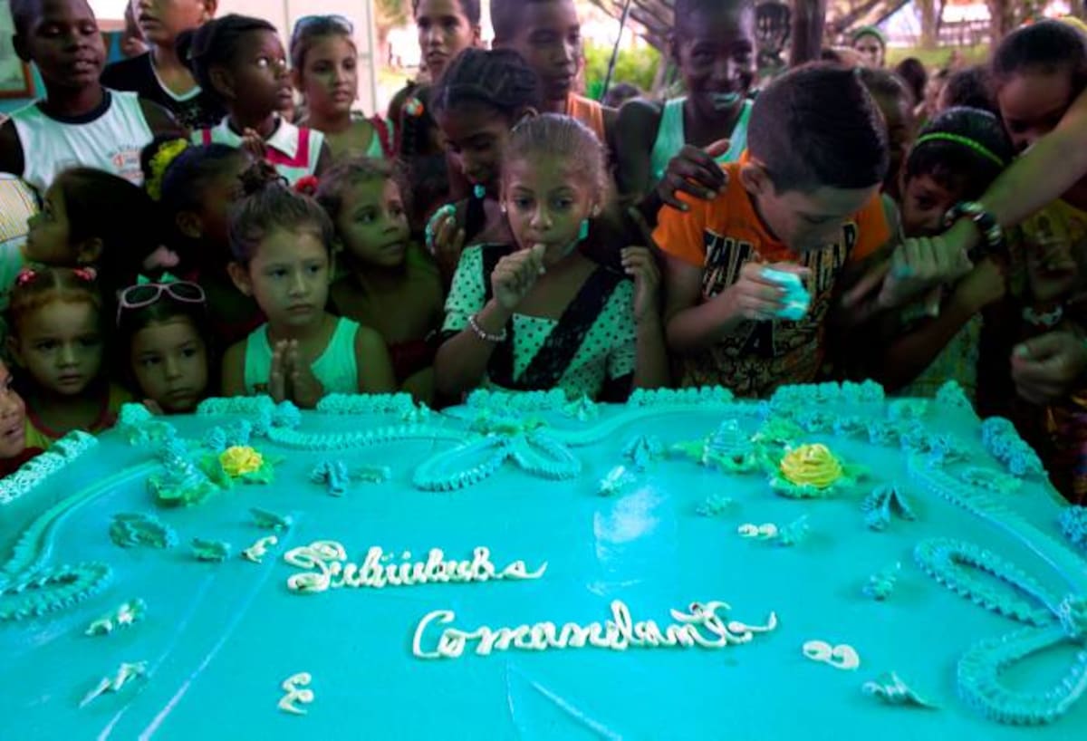 La Unión de Jóvenes Comunistas organizó la tradicional pequeña fiesta en la cual los niños le cantaron la canción de feliz cumpleaños a su "comandante". AP Ramon Espinosa