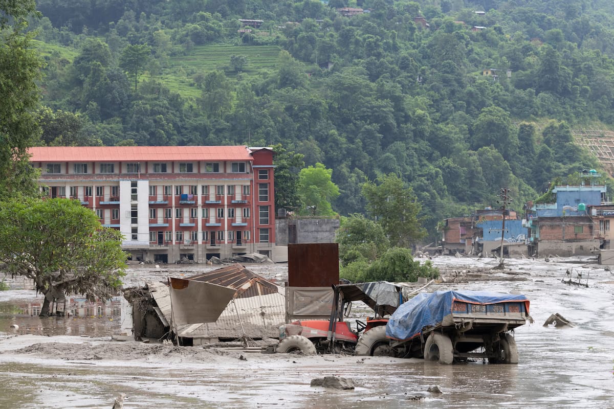 China eleva a 558 los desaparecidos tras potente riada en Nepal