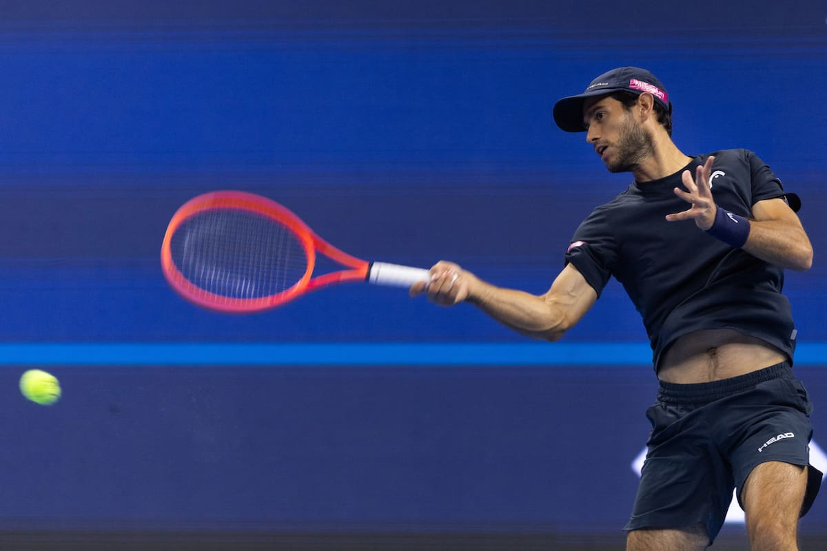 El portugués Nuno Borges en acción contra el serbio Novak Djokovic durante su partido de individuales masculinos en el Abierto de China, en Pekín. //Foto, EFE: JESSICA LEE