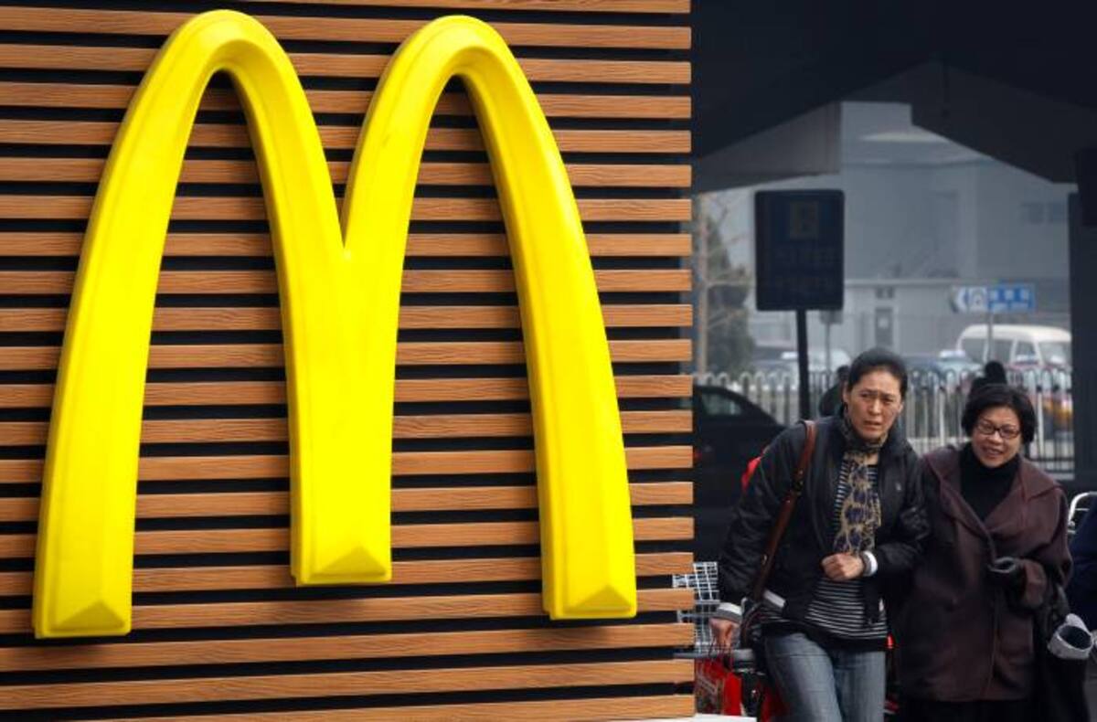 El reporte televisivo decía que un restaurante de McDonald's en Beijing vendió alas de pollo 90 minutos después de haber sido cocinadas, mientras que las reglas de la compañía indican que el límite son 30 minutos después de ser preparadas. AP Vincent Thian