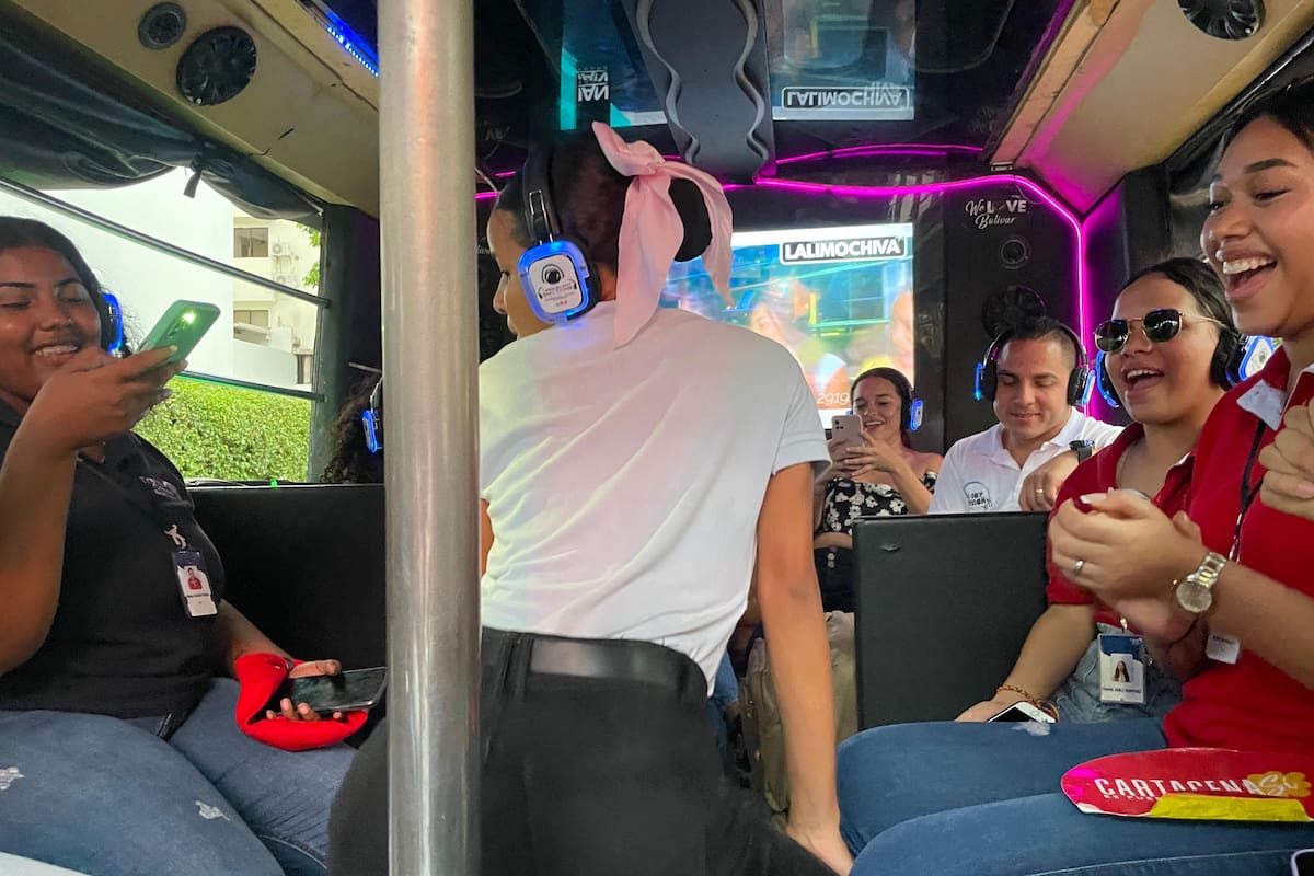 Así es la chiva con audífonos: la propuesta europea que llegó a Cartagena